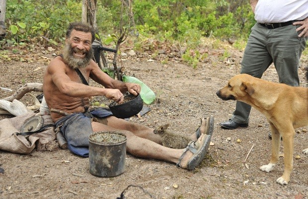 Juiz visita buraco onde homem vive h 25 anos para decidir sobre ao