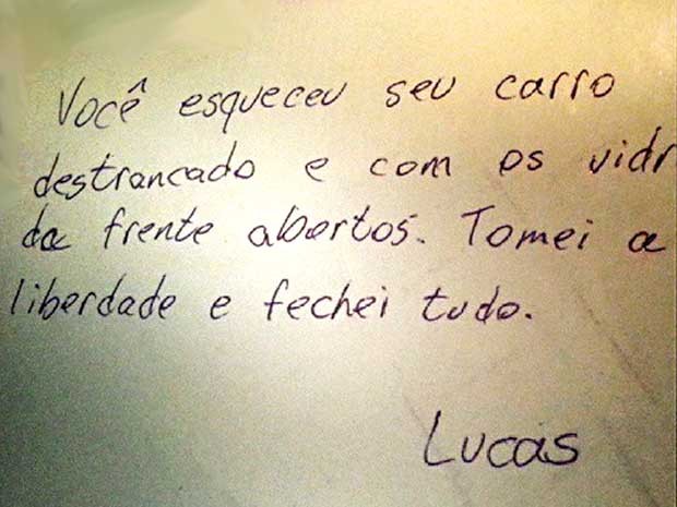 Bilhete deixado por homem que encontrou carro aberto na Esplanada (Foto: Reprodução)